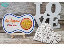 Stickdatei ITH - Mug Rug Spruch "Shit happens, Coffee helps